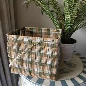 Vintage Accents - Vintage Woven Green And Yellow Basket! Vintage Accents - Vintage Woven Green And Yellow Basket!
